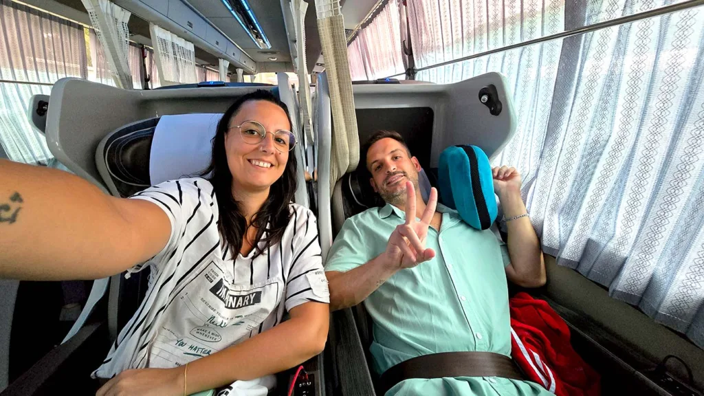 Nosotros sentados en los asientos premium de un autobús express