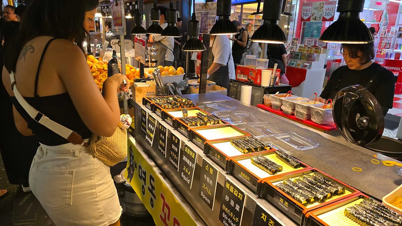Comprando comida callejera