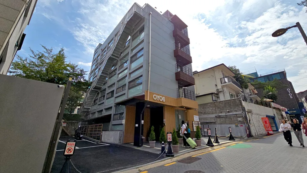 Entrada al hotel OYO de Myeongdong