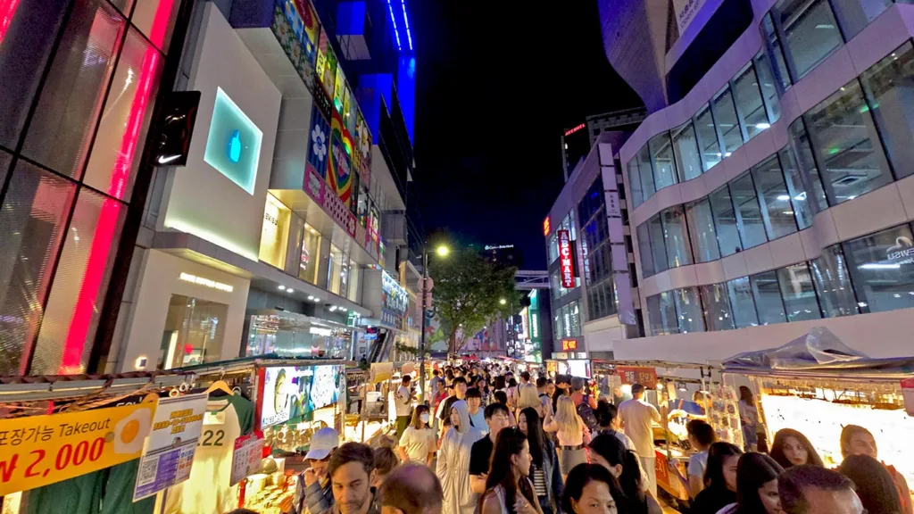 Calle en el mercado Myeongdong de noche un día caluroso