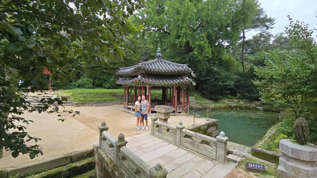 Noelia y Joan en el interior del Jardín Secreto del Palacio Changdeokgung ubicado en Insadong