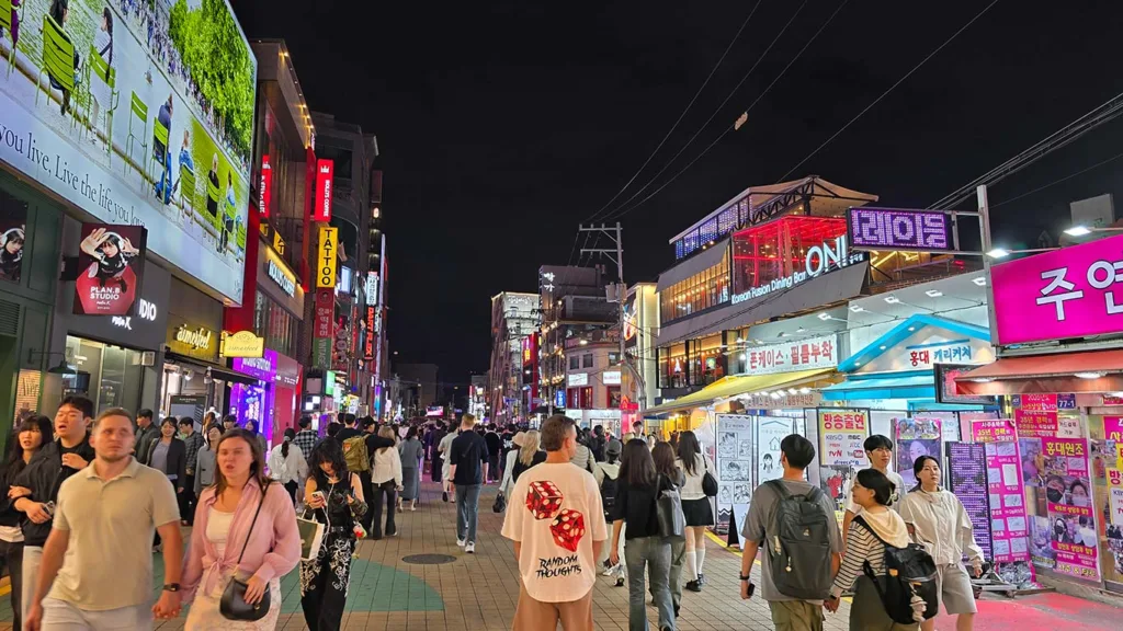 Joan paseando por la Hongdae Street una zona muy animada de Seúl 