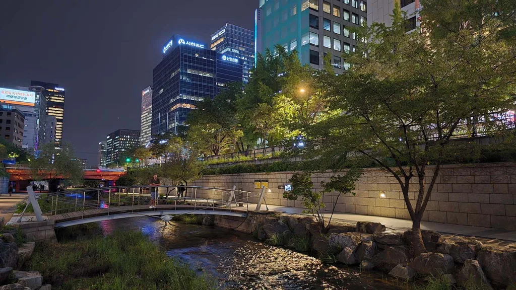 Joan en un puente del arroyo Chyeonggyecheon en el distrito financiero de Seúl