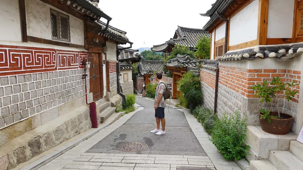 Joan en una calle de la Bukchon Hanok Village, un imprescindible qué ver en Seúl