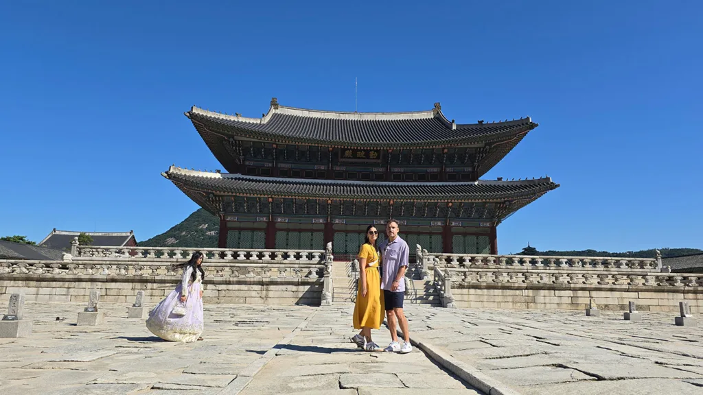 Joan y Noelia en un palacio de Insadong con una mujer vestida con el traje Hanbok
