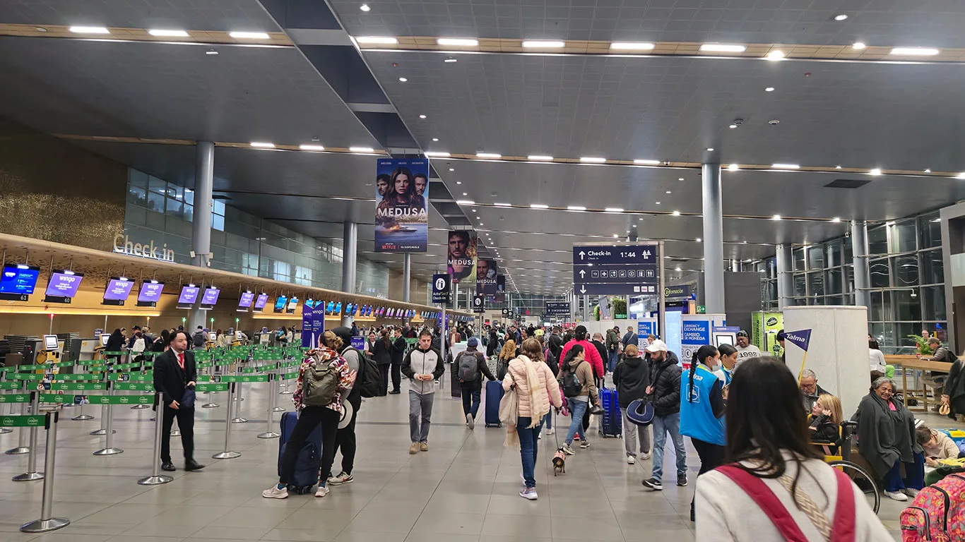Viajeros en un aeropuerto
