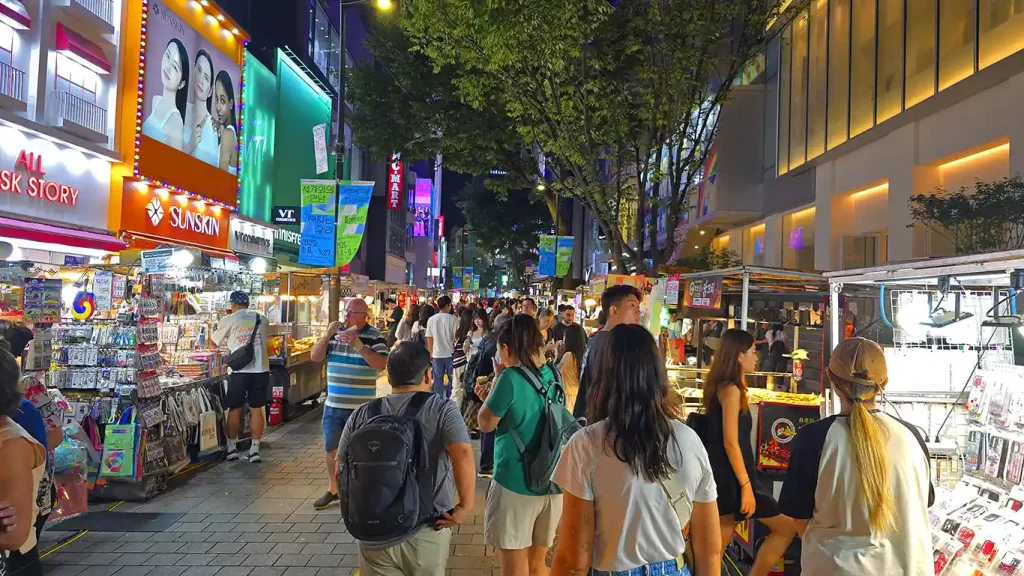 Noelia paseando de noche por el mercado Myeongdong, la mejor zona para dormir en Seúl