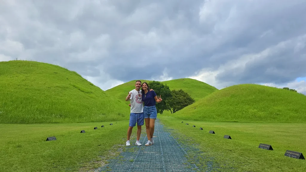 Nosotros echándonos una foto delante de 3 tumbas, siempre con todo el respeto