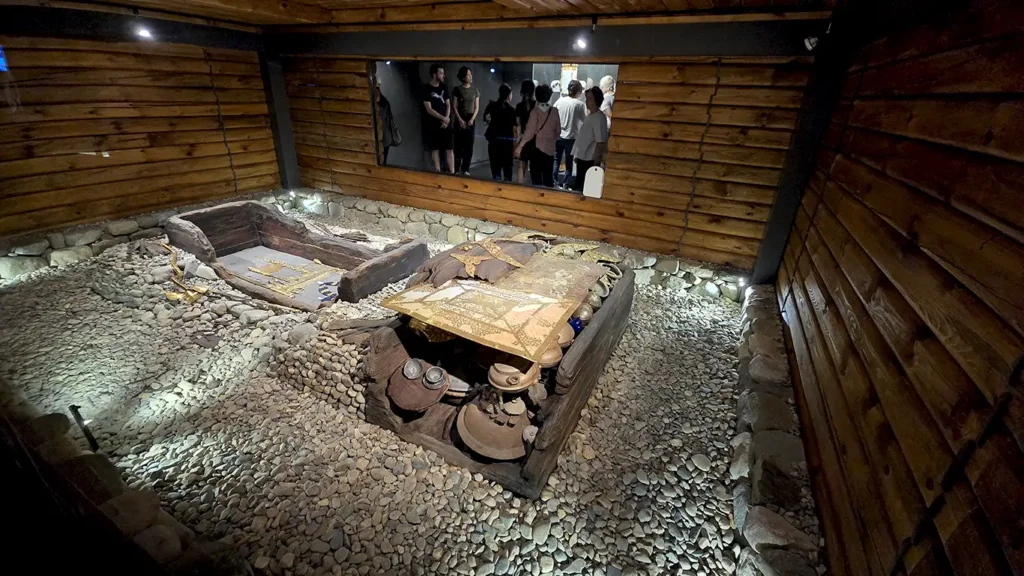 El interior de la única tumba real, se ven reliquias originales como utensilios y joyas