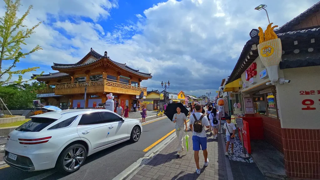 Joan paseando por la calle Hwangnidan-gil Street principal de Gyeongju, con las típicas tiendas coreanas