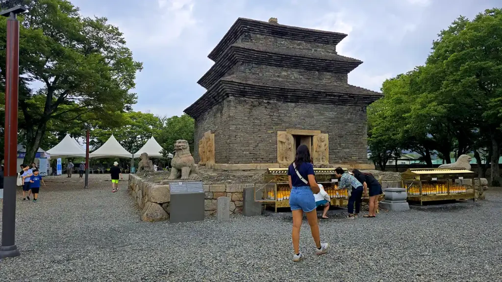 Es un templo de 3 pisos hecha de ladrillo, algo único en Corea