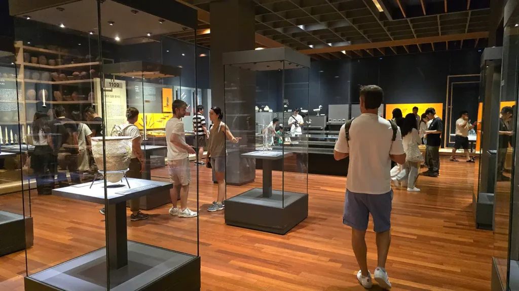 Interior del Museo Nacional de Gyeongju, con muchas reliquias como utensilios de cocina