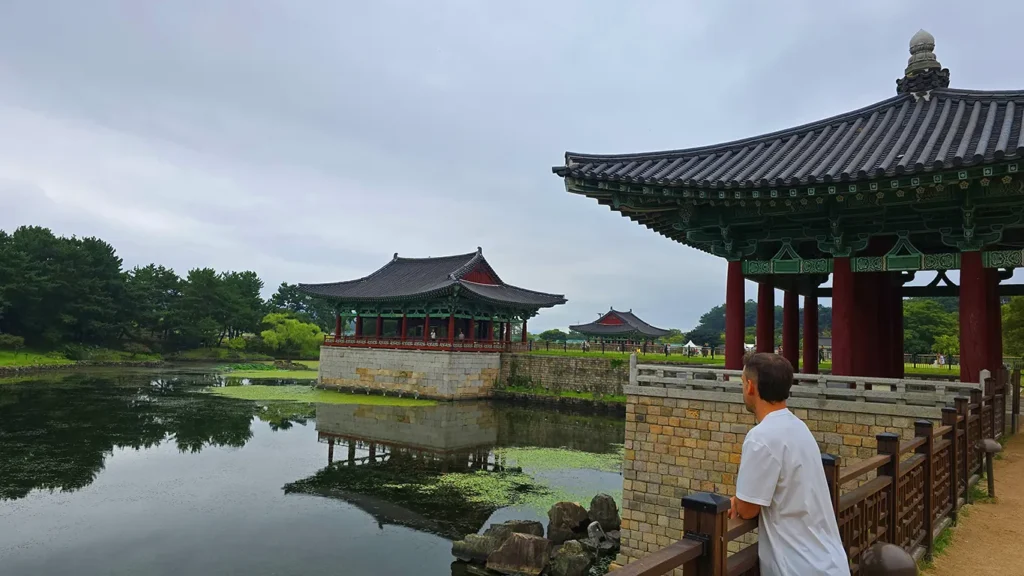 Joan en el Palacio Donggung mirando hacia el lago