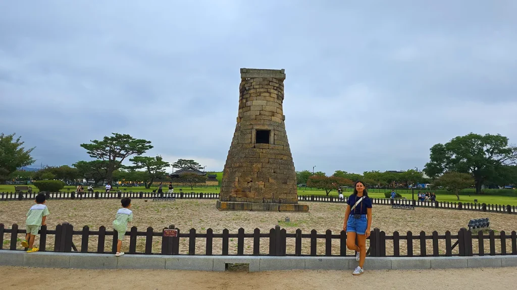 Observatorio construido de piedra rodeado de una valla para no poder entrar