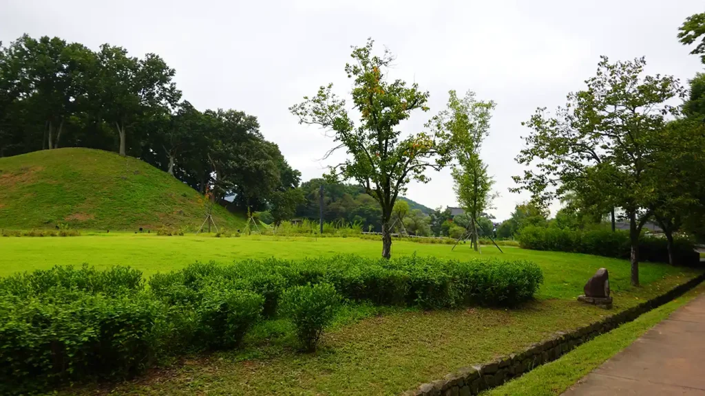 Alrededores de la fortaleza, una montaña tipo tumbas reales y arboles