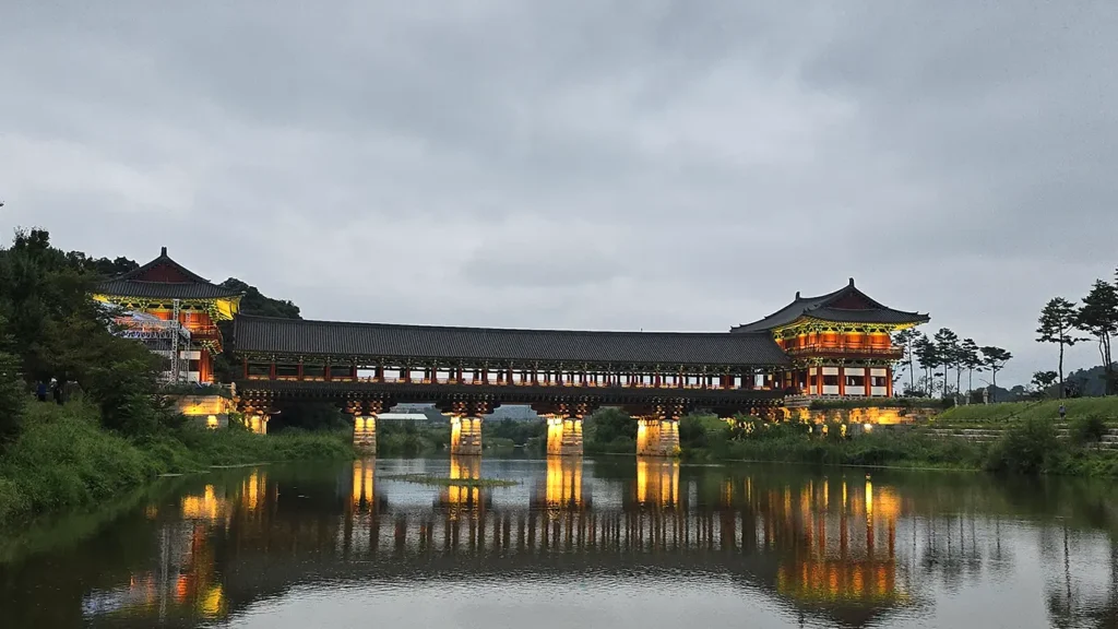El puente marrón al atardecer, con la madera tallada, de colores y todo iluminado