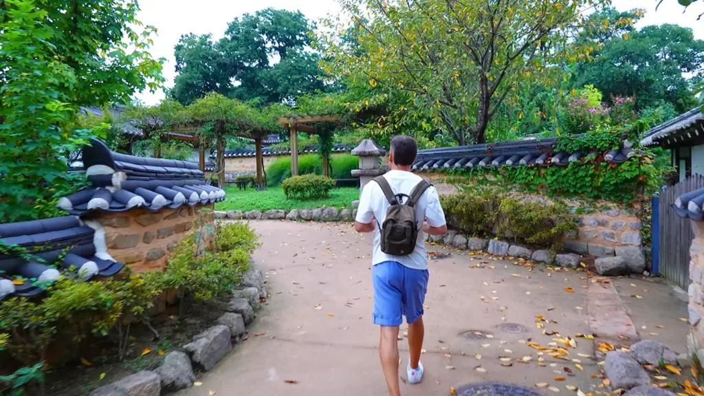 Joan paseando por la aldea tradicional Gyochon, calle rodeada de los típicos muros de las casas hanok