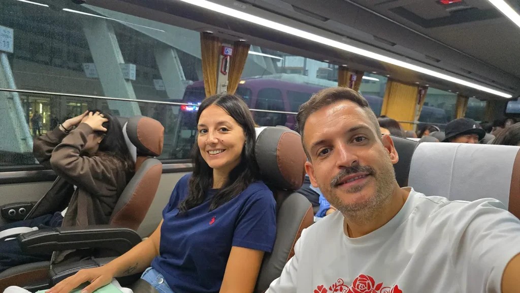 Nosotros sentados en el Interior del autobús exprés