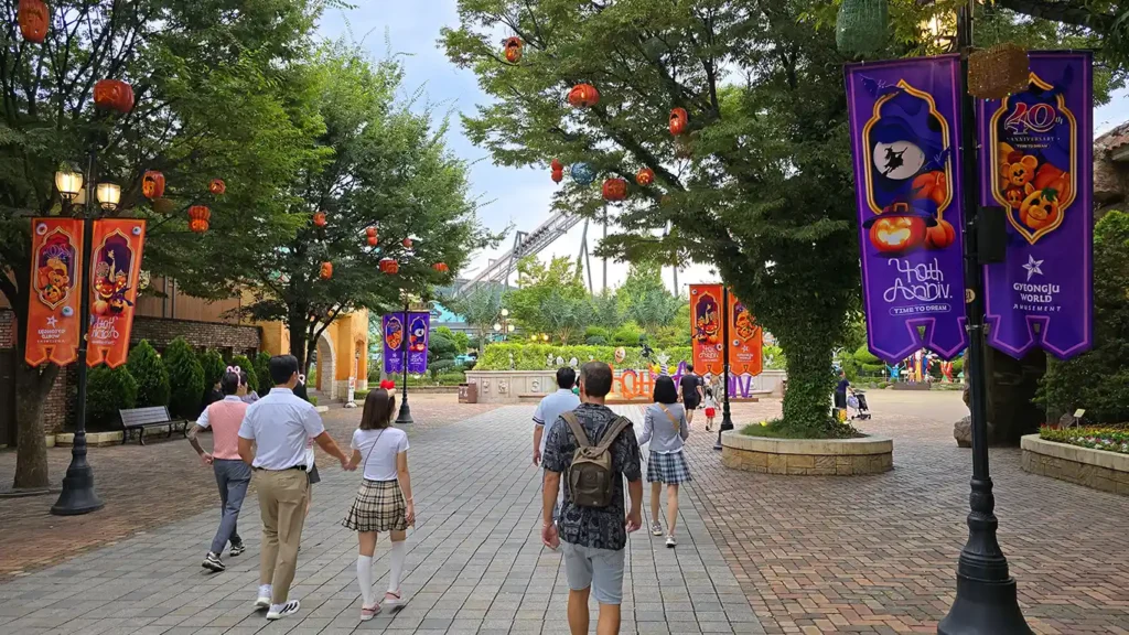 Joan caminando por el Parque de atracciones Gyeongju World