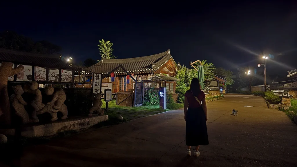 Calle de Gyeongju de noche y varios hanok