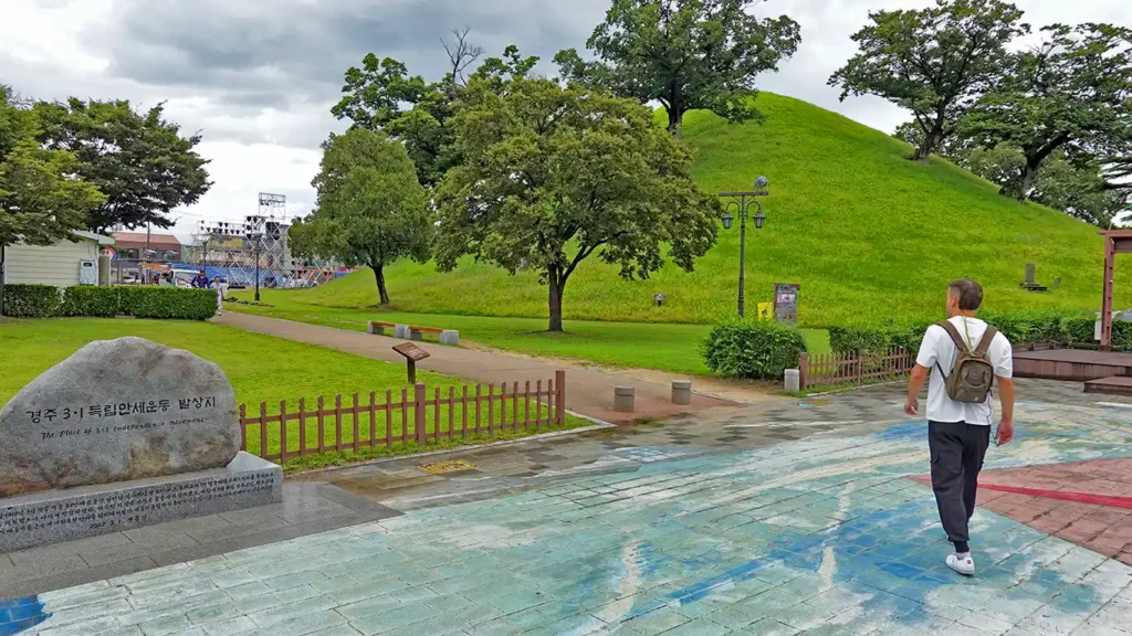 Tumba real de Gyeongju, la más grande de Gyeongju, es una montaña de cesped y en el interior la tumba