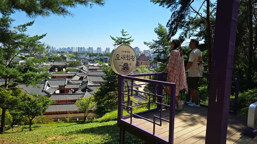 Mirador en el Palacio Temporal Hwaseong en la ciudad de Suwon
