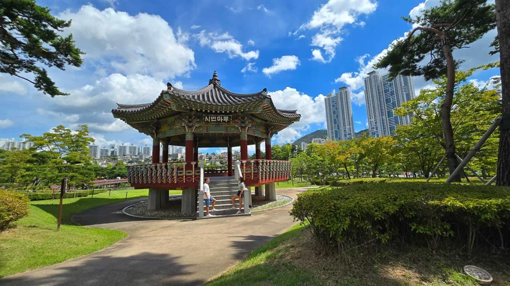 Nosotros en las escaleras en un pabellón en el parque Cityzens Busan