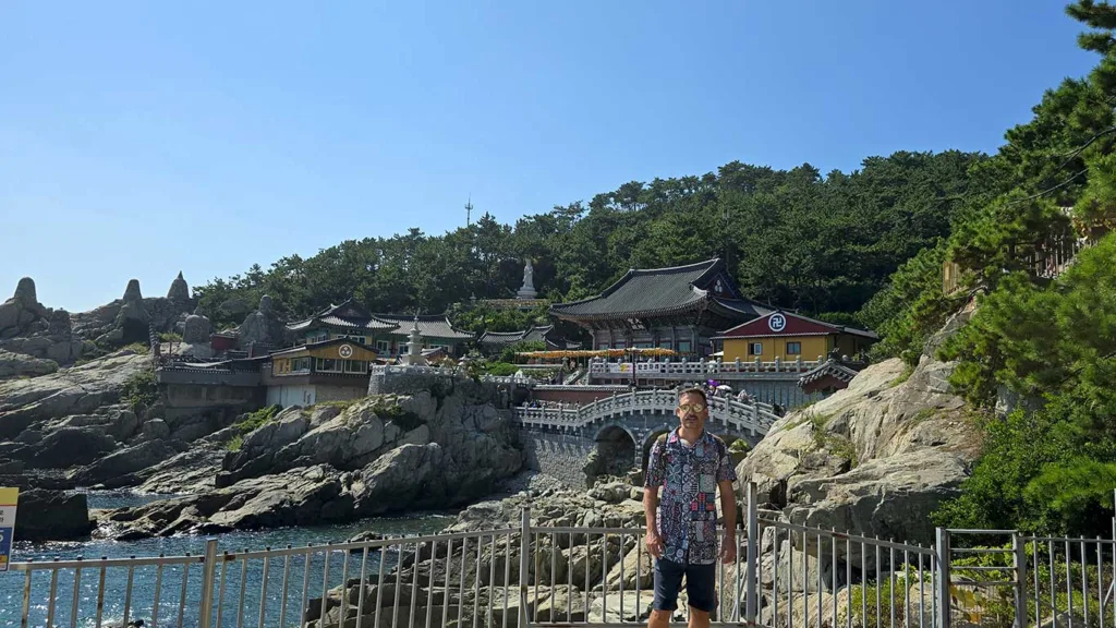 Joan en el Templo Haedong Yonggungsa en Busan, es un Templo que está en un acantilado