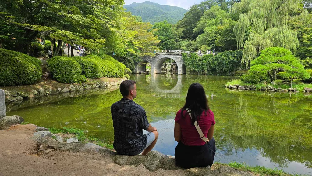 Nosotros sentados en un lago en los Jardines del Templo Bulguksa en Gyeongju