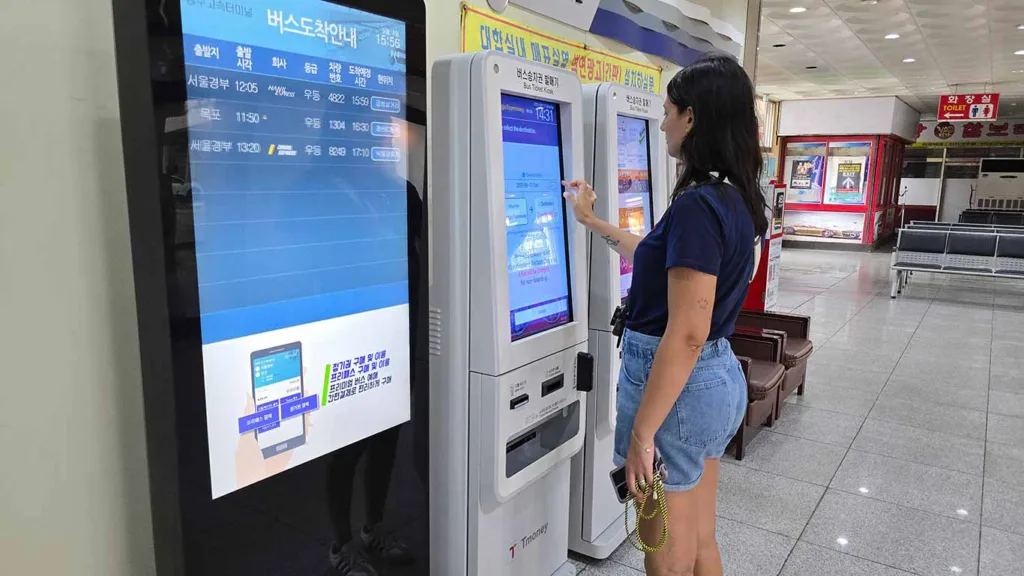 Noelia reservando un tique de autobús en la Estación de autobús