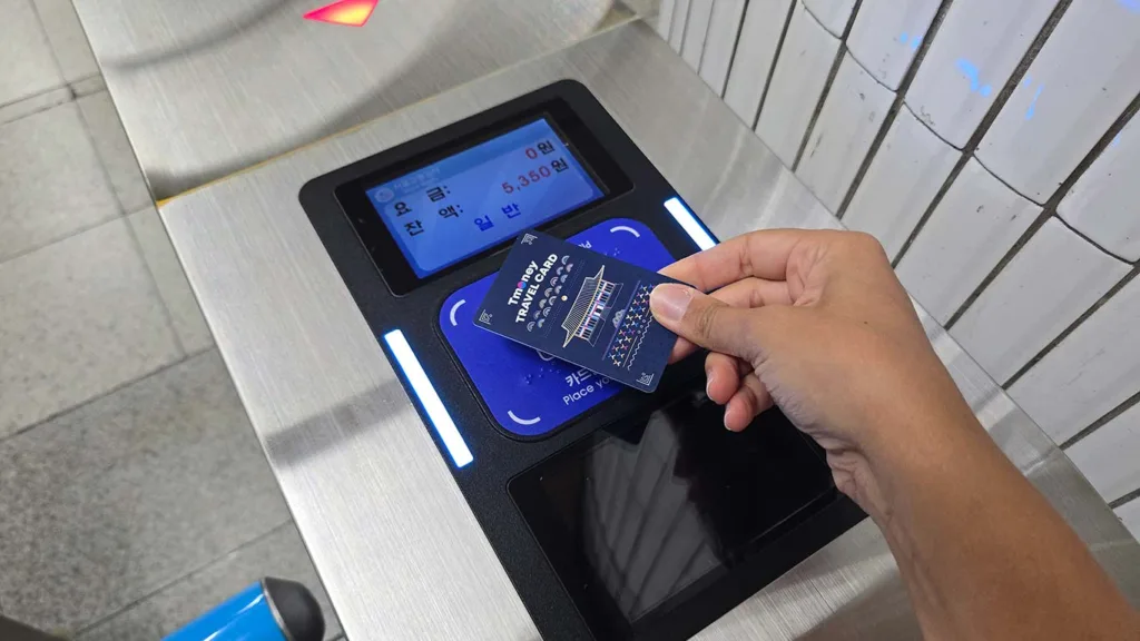 Tarjeta Money pasándola por la máquina para entrar el transporte