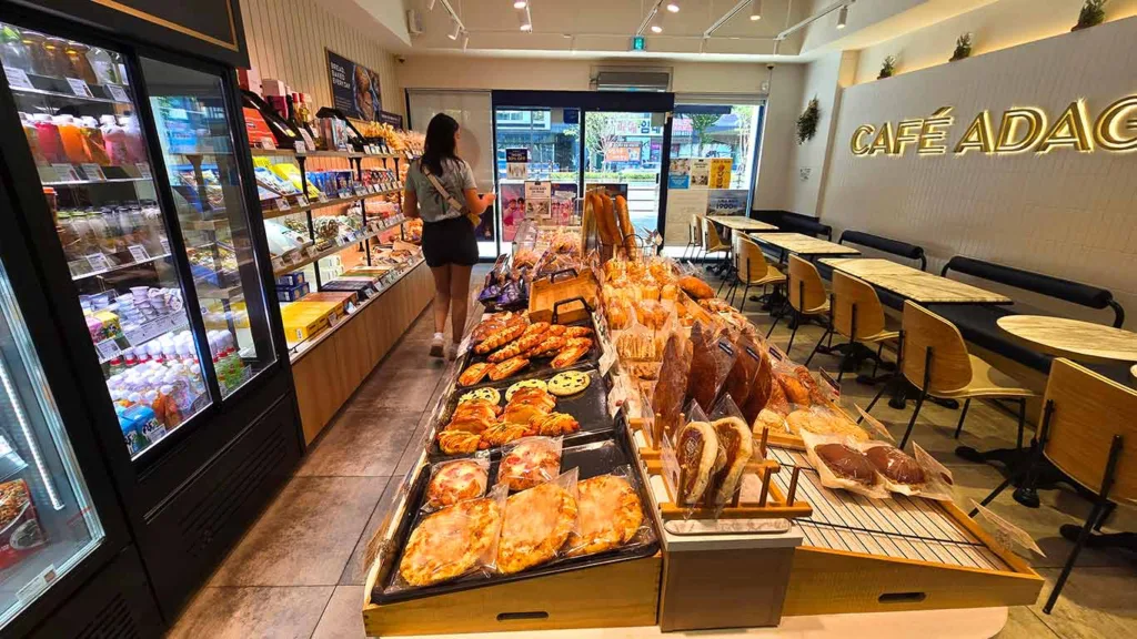 Noelia en el interior de la cafetería París Baguette