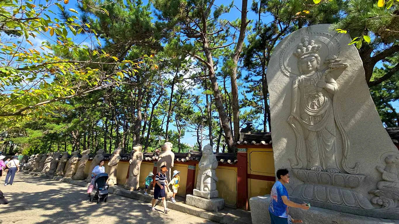 Estatuas de la entrada del Templo Haedong Yonggungsa.