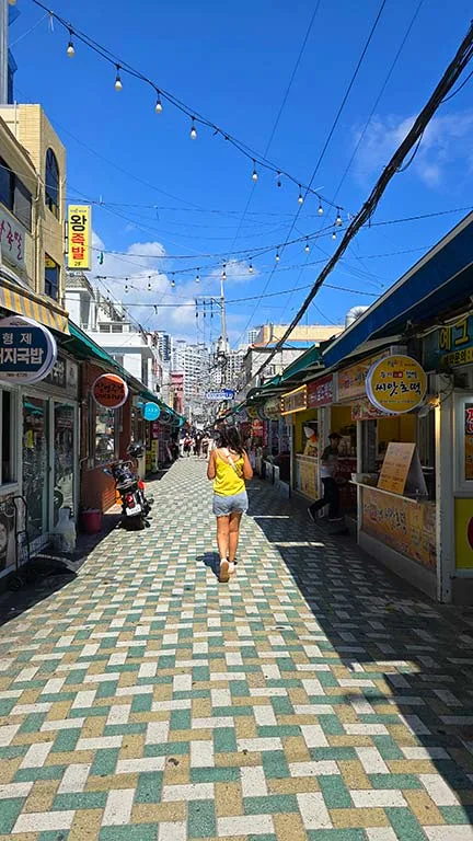 Noelia caminando por el mercado Haeundae