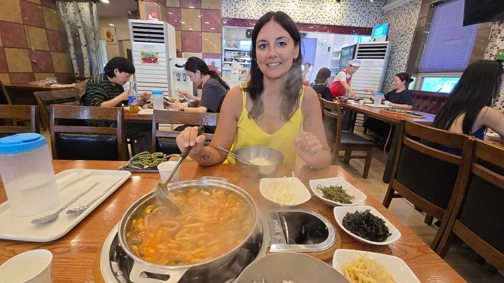 Noelia comiendo en el restaurante Gaemijip, Haeundae branch.