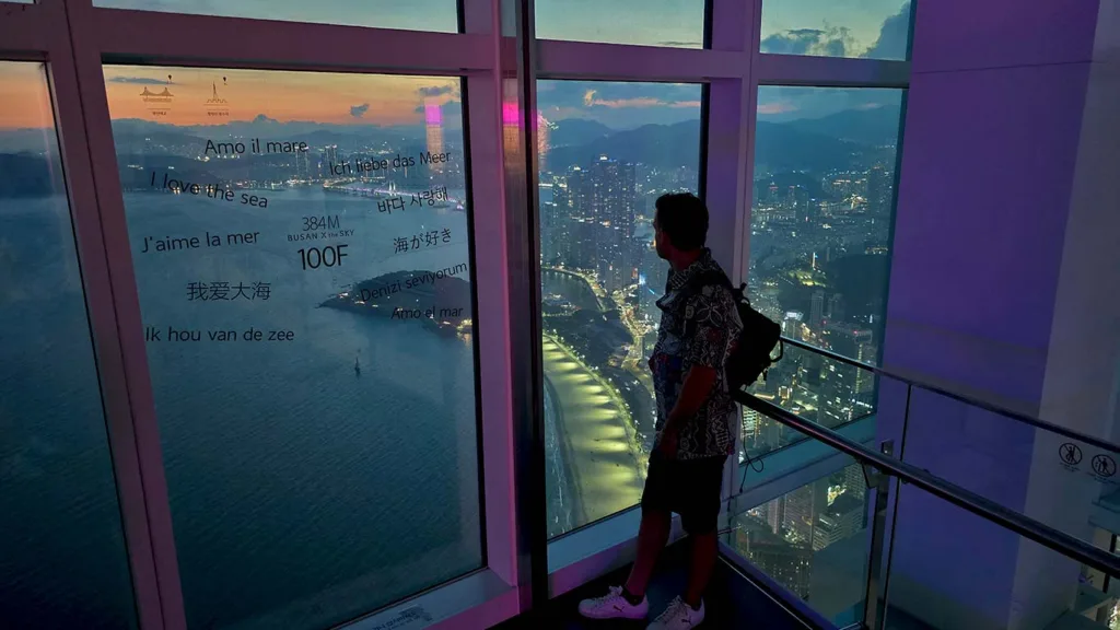 Joan mirando desde el mirador Busan X Sky de Busan