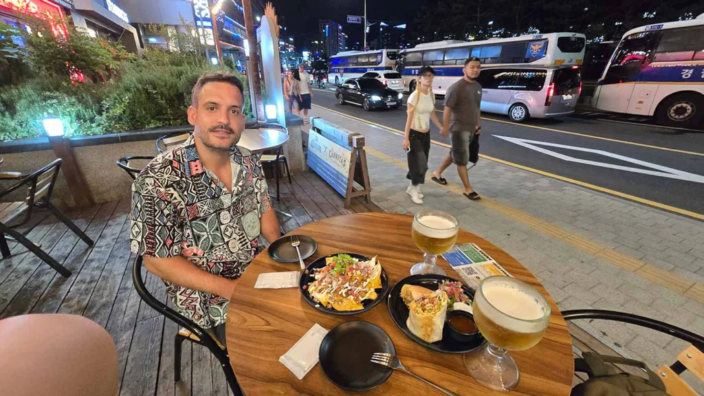 Joan comiendo en un restaurante mexicano de la plata Gwangalli