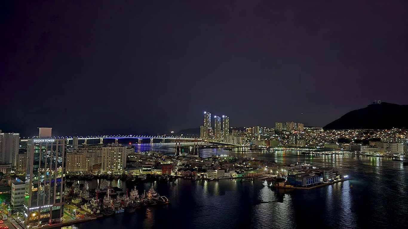 Vistas al Puente que une la ciudad de Busan