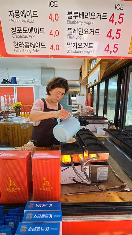 Mujer haciendo moneda de queso (10-Won Bread)