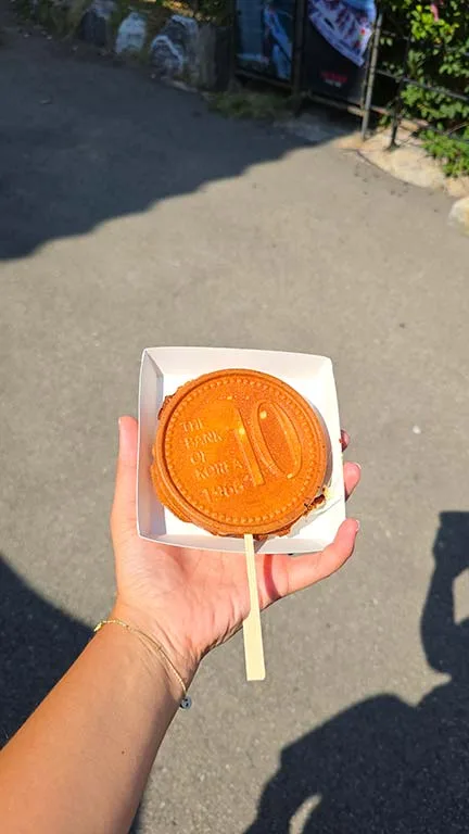 Noelia sosteniendo la moneda de queso (10-Won Bread)