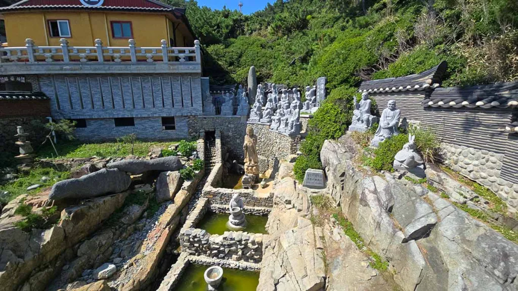 Lugar donde lanzar las monedas para tener buena suerte del templo Haedong en Busan