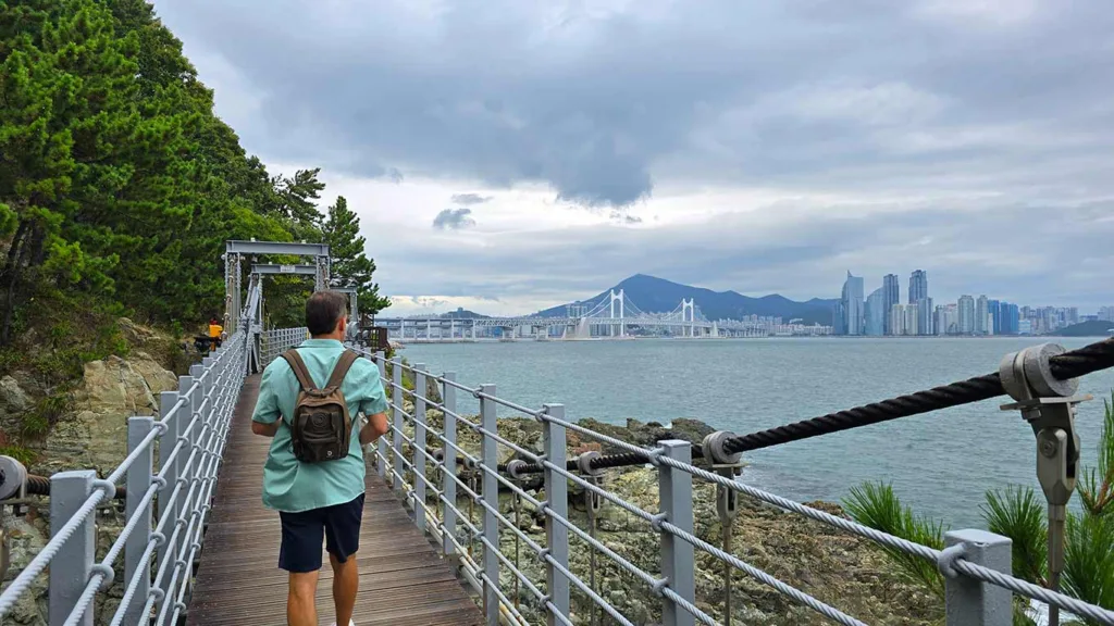 Joan caminando por el último tramo del Igidae Coastal Trail de Busan