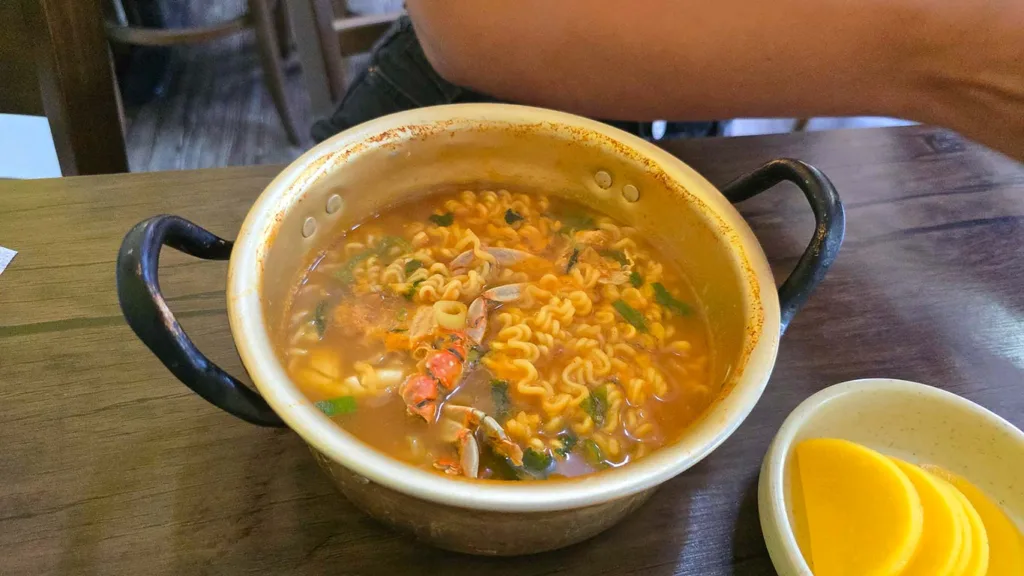 Plato de comida Haemul-tang, muy famoso en Busan