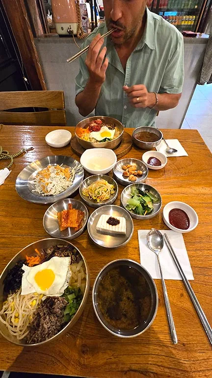 Joan en un restaurante de Jeonju comiendo Bibimbap
