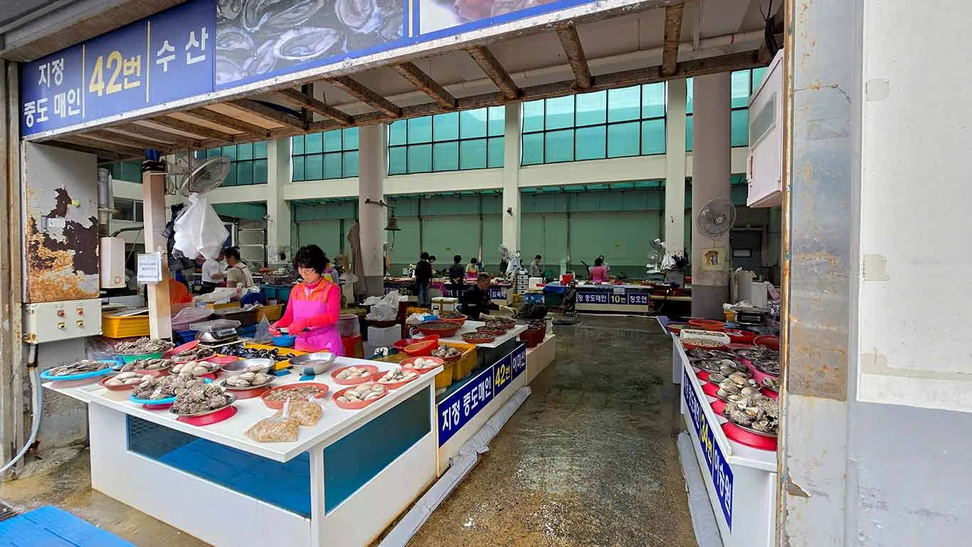 Mujer vendiendo pescado en el Jagalchi Market