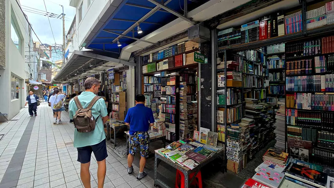 Joan mirando a una librería de la calle Bosu Book
