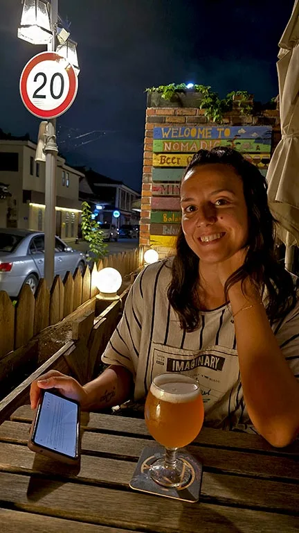 Noelia tomando una cerveza en un bar de Jeonju