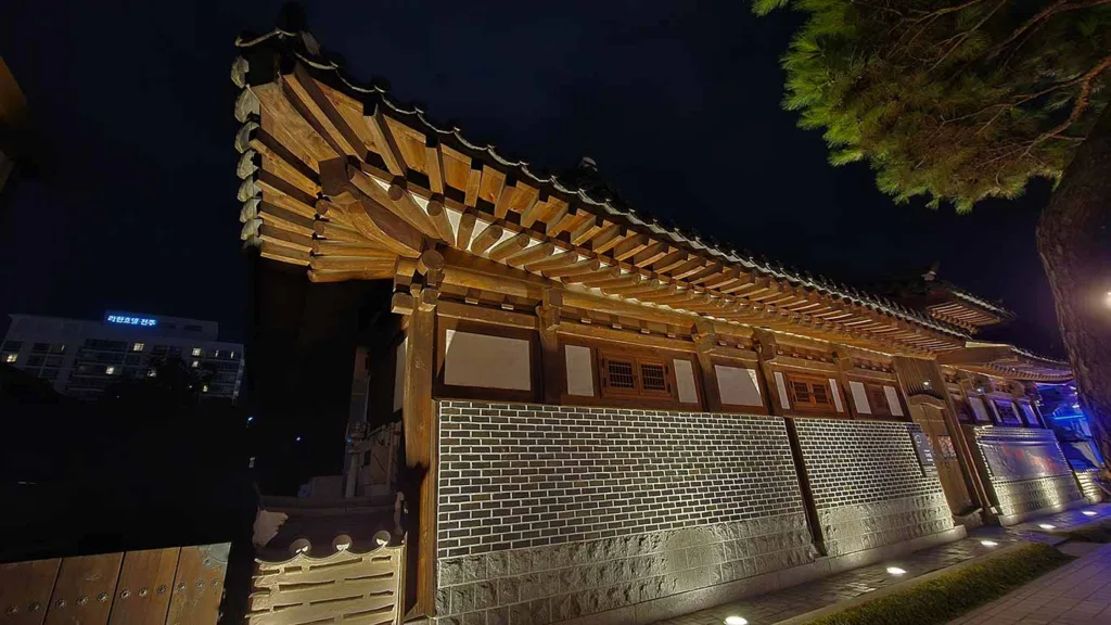 Casa tradicional Hanok de Jeonju de noche