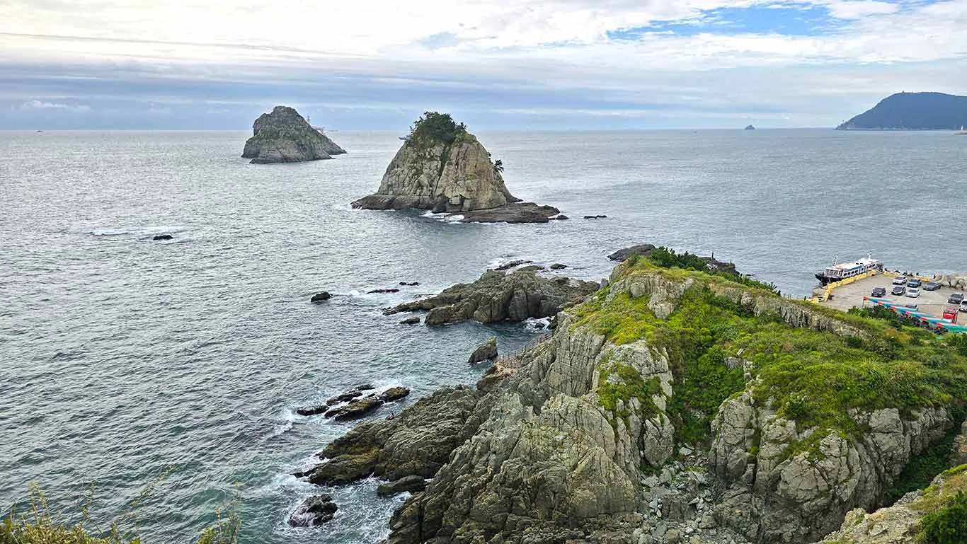 Vistas de los acantilados desde el Igidae Coastal Trail