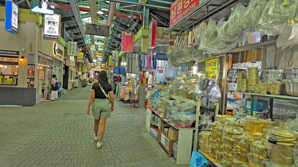 Noelia paseando por el Interior del mercado Nambu en Jeonju